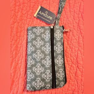 ⭐️FREE W/any purchase | patterned zip up wristlet| BNWT’S
